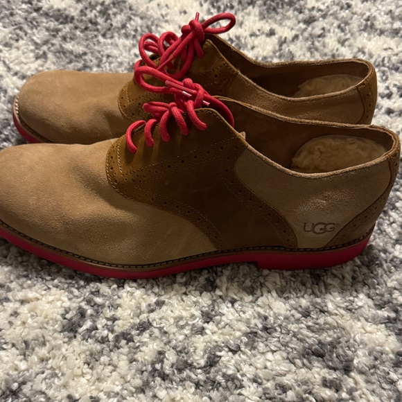 UGG Men\'s Brown Oxfords with Red Laces